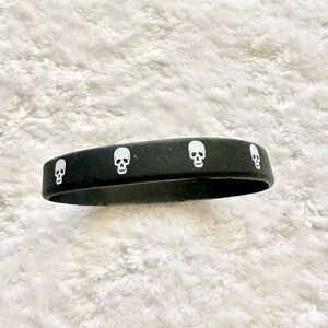 Black-and-white skull stretch bracelet ￼
